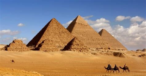 מי בנה את הפירמידות